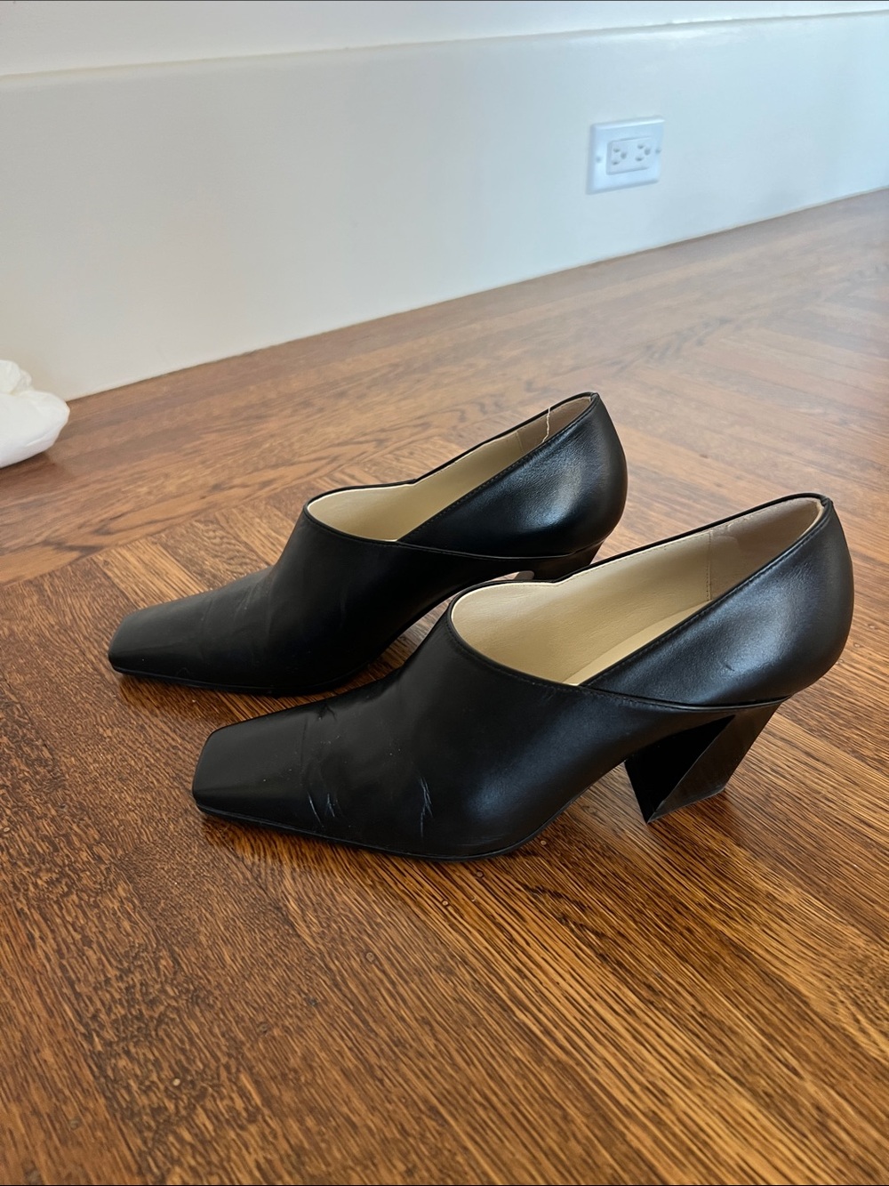 Bottega Veneta Black Lewis Heels - Picture 2 of 3